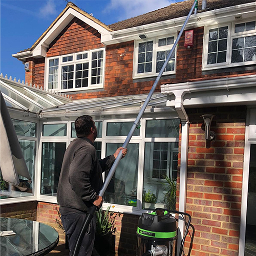 Gutter-Cleaning-Ealing